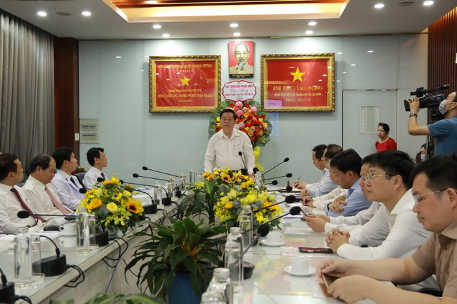 Trưởng Ban Tuyên giáo TW thăm các đơn vị y tế ở Thành phố Hồ Chí Minh ảnh 1