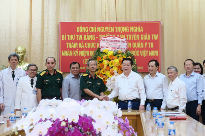 Trưởng Ban Tuyên giáo TW thăm các đơn vị y tế ở Thành phố Hồ Chí Minh ảnh 2