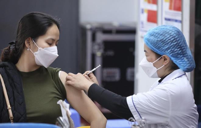 Tiêm vaccine ngừa COVID-19. (Nguồn: TTXVN) Ngày 25/2, ghi nhận 10 ca mắc mới COVID-19, không có ca tử vong ảnh 1