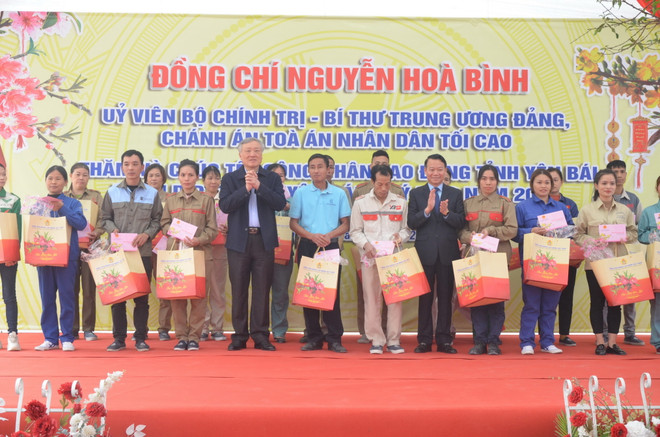 Yên Bái: Ông Nguyễn Hòa Bình chúc Tết gia đình chính sách, người nghèo ảnh 1