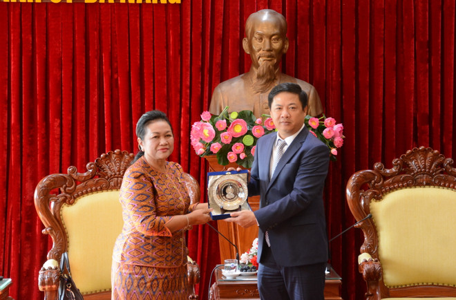 Bà Mean Som An, Thượng nghị sỹ, Chủ nhiệm Ủy ban y tế, các vấn đề xã hội, phục hồi kỹ năng, thanh niên, lao động, đào tạo nghề và công tác phụ nữ, Chủ tịch Nhóm Nghị sỹ hữu nghị Thượng viện Campuchia-Việt Nam trao quà lưu niệm cho thành phố Đà Nẵng. (Ảnh: Văn Dũng/TTXVN) Xúc tiến nối lại đường bay thẳng giữa Đà Nẵng và Campuchia ảnh 1