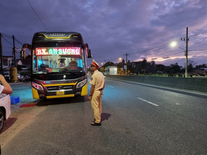 Phương tiện bị phát hiện và tạm giữ tại huyện Phù Mỹ sau khi bỏ chạy hơn 30km. (Nguồn: An toàn giao thông) Bình Định: Xử lý tài xế chở quá tải, chống người thi hành công vụ ảnh 1