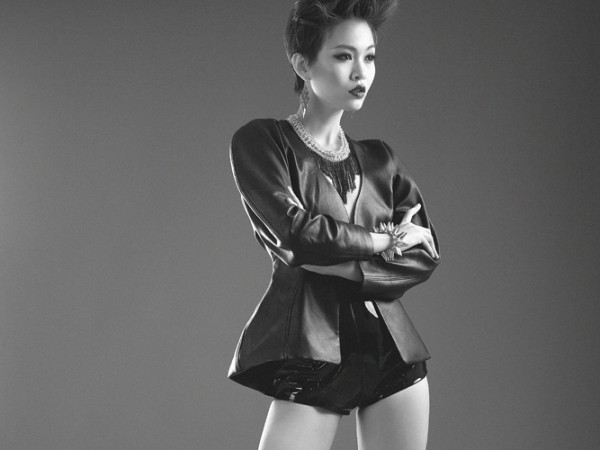 Quán quân Next Top Model gợi cảm với sắc đen huyền bí ảnh 1