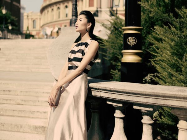 Hoàng Thùy cá tính ở London với phong cách “retro” ảnh 5