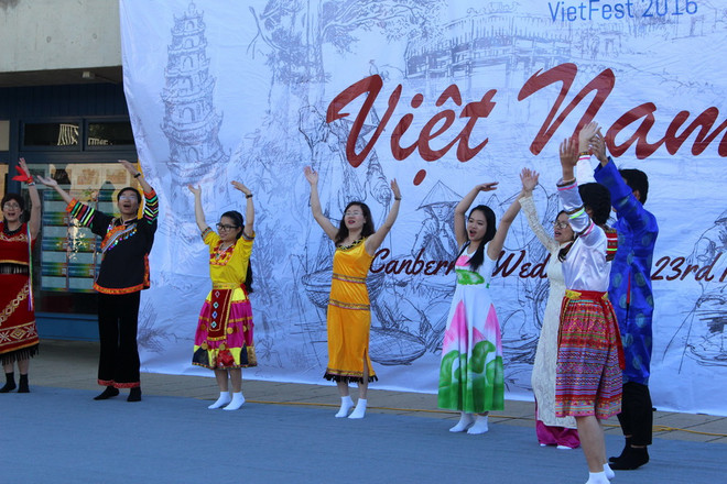 Một số tiết mục tại lễ hội. (Ảnh: Sao Băng/Vietnam+) Sôi động Lễ hội văn hóa Việt Nam tại Đại học Quốc gia Australia ảnh 3