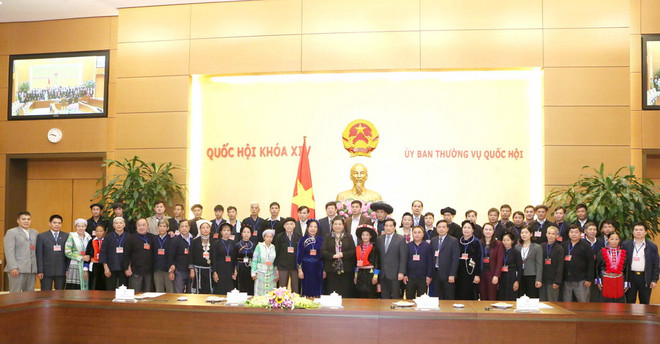 Phó Chủ tịch Quốc hội Tòng Thị Phóng với các đại biểu. (Ảnh: Phương Hoa/TTXVN) Cao Bằng nhân rộng điển hình tiên tiến trong đồng bào thiểu số ảnh 1