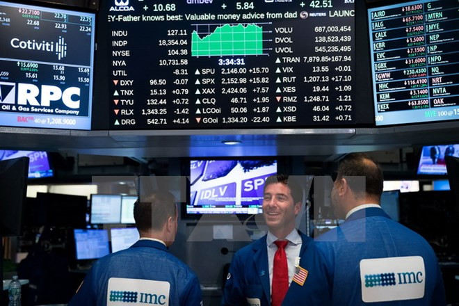 Sàn giao dịch chứng khoán New York, Mỹ . (Nguồn: AFP/TTXVN) Chứng khoán phố Wall biến động bất nhất trước kỳ nghỉ lễ Tạ ơn ảnh 1