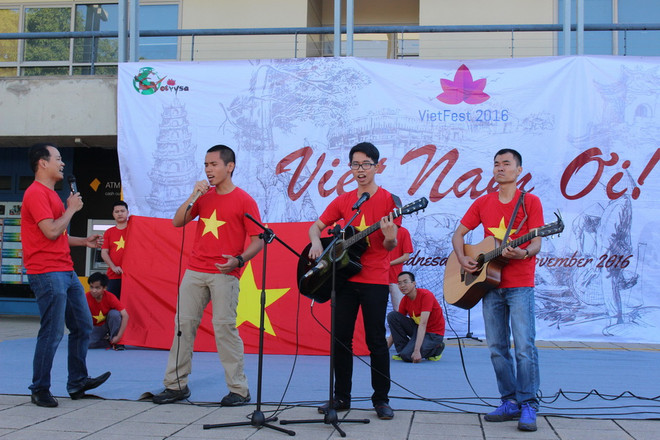 Một tiết mục tại lễ hội. (Ảnh: Sao Băng/Vietnam+) Sôi động Lễ hội văn hóa Việt Nam tại Đại học Quốc gia Australia ảnh 1