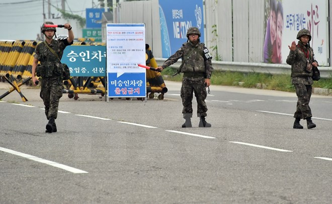 Binh sỹ Hàn Quốc kiểm soát tại lối vào khu công nghiệp Keasong. (Nguồn: AFP/TTXVN) Chủ tịch Quốc hội Hàn Quốc kêu gọi nối lại hoạt động của Kaesong ảnh 1