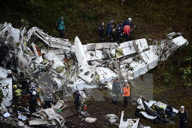 Lực lượng cứu hộ tại hiện trường vụ tai nạn. (AFP/TTXVN) Bolivia công bố kết luận điều tra vụ rơi máy bay chở đội bóng Brazil ảnh 1