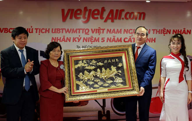 Ông Nguyễn Thiện Nhân, Ủy viên Bộ Chính trị, Chủ tịch Ủy ban Trung ương MTTQ Việt Nam tặng quà lưu niệm cho Ban lãnh đạo Vietjet Air nhân dịp kỷ niệm 5 năm cất cánh. (Ảnh: Thế Anh/TTXVN) Hãng Vietjet kỷ niệm 5 năm ngày cất cánh chuyến bay đầu tiên ảnh 1