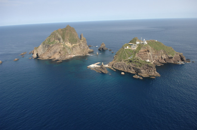 Đảo Dokdo theo cách gọi của Hàn Quốc, trong khi Nhật Bản cũng tuyên bố chủ quyền và gọi là Takeshima. (Nguồn: The Japan Daily Press) Hải quân Hàn Quốc tập trận bảo vệ đảo tranh chấp với Nhật Bản ảnh 1