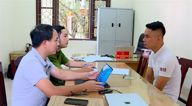 Đối tượng Nguyễn Duy Tùng (phải) tại Cơ quan công an. (Ảnh: TTXVN phát) Triệt phá đường dây cá độ bóng đá với tổng số tiền hơn 1.000 tỷ đồng ảnh 1