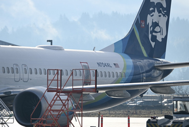 Máy bay Boeing 737 MAX của hãng hàng không Alaska Airlines hạ cánh khẩn cấp tại thành phố Portland, bang Oregon, Mỹ sau sự cố bung cửa, ngày 23/1/2024. (Ảnh: AFP/TTXVN) ttxvn_boeing 737 max.jpg