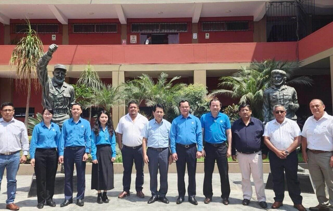 Đoàn Đại biểu Cấp cao Tổng Liên đoàn Lao động Việt Nam chào xã giao Tổng Bí thư Đảng Cộng sản Peru. (Ảnh: TTXVN phát) ttxvn_cong doan viet nam 2.jpg
