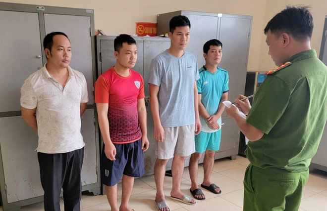 Bắt giữ 5 nhân viên bốc xếp hành lý ký gửi tại Sân bay Nội Bài ảnh 1