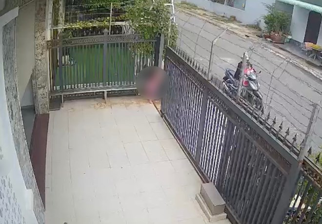 Bé gái nguy kịch do bị cửa tự động kẹp ngang người trong 5 phút ảnh 1