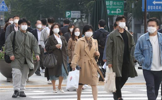 Người dân di chuyển trên đường phố tại Tokyo. (Ảnh: TTXVN) Thủ đô Tokyo kêu gọi người dân hạn chế tụ tập dịp Halloween ảnh 1