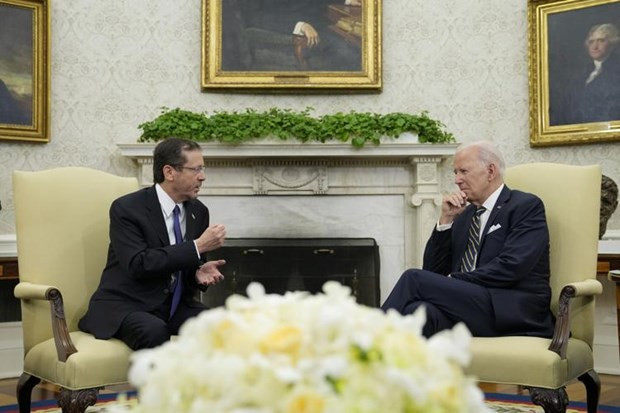 Tổng thống Mỹ Biden (phải) tiếp đón Tổng thống Israel Isaac Herzog tại Nhà Trắng. (Nguồn: AP) Chính phủ Mỹ đưa Israel vào chương trình miễn thị thực ảnh 1