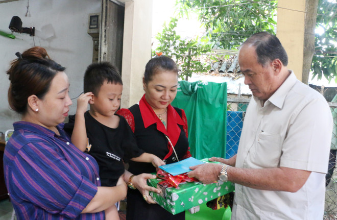 An Giang: Kịp thời cứu sống bé trai nghi bị rơi từ trên cầu xuống sông ảnh 1