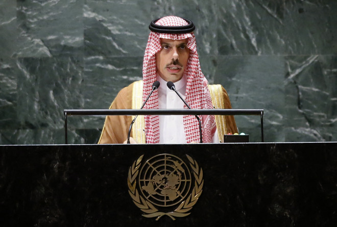 Ngoại trưởng Saudi Arabia, Hoàng tử Faisal bin Farhan phát biểu tại Khóa họp thứ 78 ĐHĐ LHQ ở New York (Mỹ), ngày 23/9/2023. (Ảnh: AFP/TTXVN) Saudi Arabia kêu gọi giải pháp hòa bình cho các cuộc khủng hoàng ảnh 1
