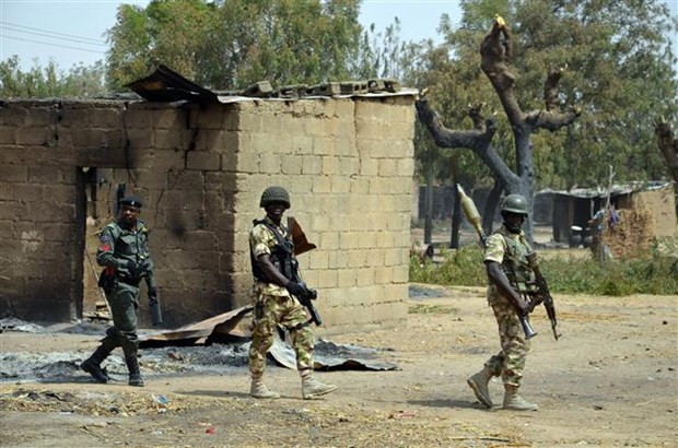 Binh sỹ và cảnh sát tuần tra tại làng Dalori, bang Borno (Nigeria) sau một cuộc tấn công của các tay súng Boko Haram. (Ảnh: AFP/TTXVN) Nigeria: Hơn 20 sinh viên bị bắt cóc tại bang Zamfara ảnh 1