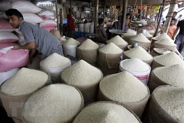 Gạo được bày bán tại chợ ở Dhaka, Bangladesh. (Ảnh: AFP/TTXVN) Thị trường nông sản thế giới: Giá gạo ở các vựa lúa gạo tiếp tục giảm ảnh 1