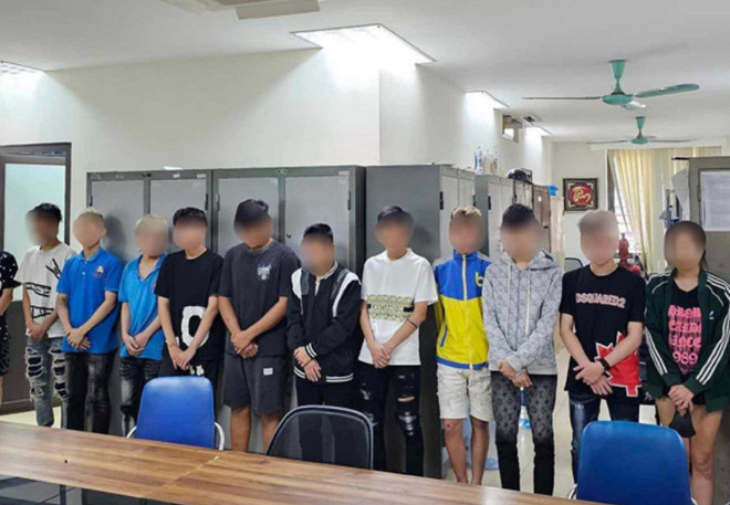 Các đối tượng bị tạm giữ. (Ảnh: TTXVN phát) Hà Nội: Tạm giữ nhóm đối tượng ném vỏ chai thủy tinh gây thương tích ảnh 1