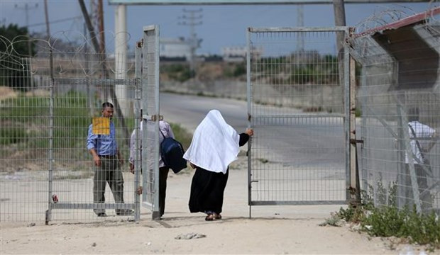 Người dân Palestine đi qua cửa khẩu Erez giữa Israel và Dải Gaza, tại Beit Hanun. (Ảnh: AFP/TTXVN) Chính phủ Israel chính thức mở lại cửa khẩu Erez với Dải Gaza ảnh 1