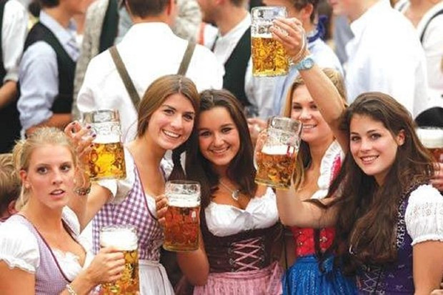 Người dân tham gia lễ hội bia Oktoberfest tại Munich, Đức. (Ảnh: AFP/ TTXVN) Đức: Ít nhất 6 triệu thùng bia sẽ được tiêu thụ tại Oktoberfest 2023 ảnh 1