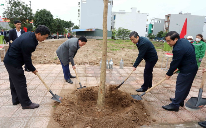Lãnh đạo tỉnh Thái Bình trồng cây tại Khu tái định cư Đồng Lôi, phường Kỳ Bá, thành phố Thái Bình. (Ảnh: Thế Duyệt/TTXVN) ttxvn_tet trong cay 2.jpg