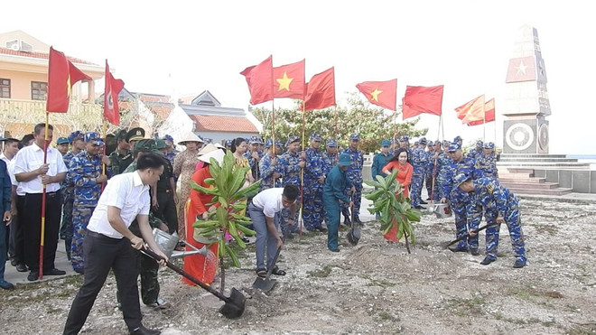 Cán bộ, chiến sỹ đảo Đá Tây tích cực hưởng ứng Tết trồng cây. (Ảnh: TTXVN phát) ttxvn_tet trong cay 3.jpg