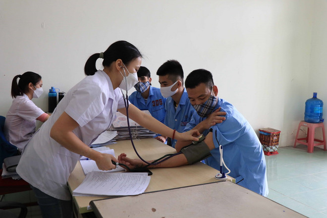 Cán bộ Cơ sở cai nghiện ma túy chăm sóc sức khỏe cho các học viên. (Ảnh: Thái Hùng/TTXVN) ttxvn_cai nghien ma tuy.jpg