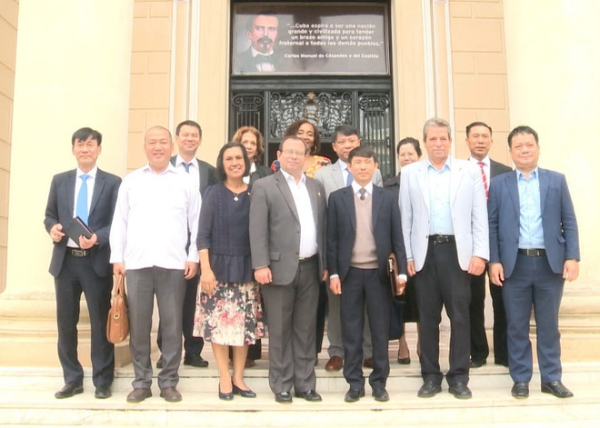 Ông Võ Văn Bé gặp gỡ lãnh đạo Hội Hữu nghị Cuba-Việt Nam và Viện Cuba Hữu nghị với các dân tộc. (Ảnh: Mai Phương/TTXVN) ttxvn_cuoc gap canh ta 3.jpg