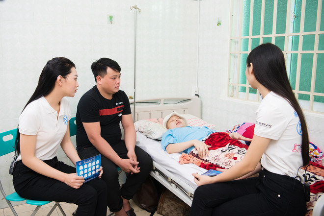 Thí sinh Miss World VN tổ chức phiên chợ tử tế cho bệnh nhân nghèo ảnh 1