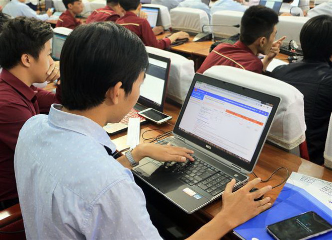 Các cán bộ kỹ thuật về công nghệ thông tin tham gia buổi diễn tập. (Ảnh: Phạm Minh Tuấn/TTXVN) Diễn tập phòng chống tấn công vào cổng, trang thông tin điện tử ảnh 1