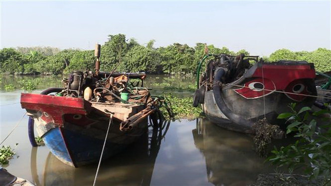 Bình Dương: Tạm giữ các ghe hút cát lậu trên sông Sài Gòn ảnh 1