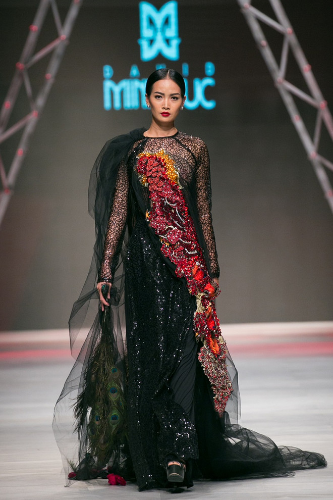 Quý ông phương Tây sành điệu trong tà áo dài truyền thống Việt Nam ảnh 15