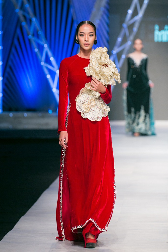 Quý ông phương Tây sành điệu trong tà áo dài truyền thống Việt Nam ảnh 3