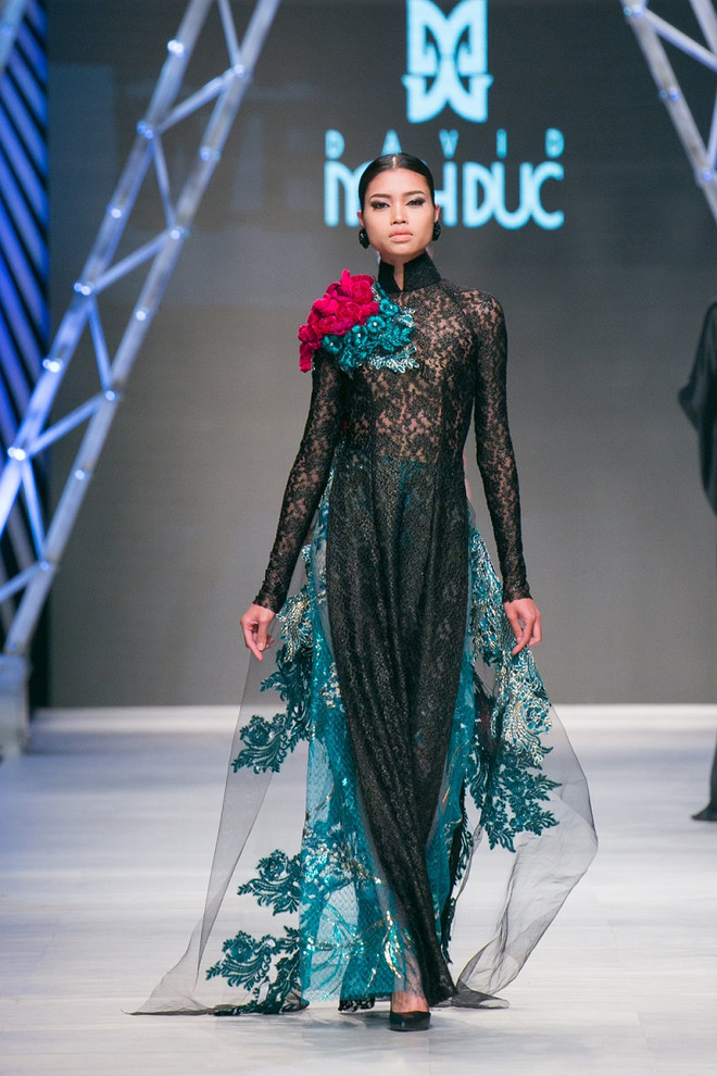 Quý ông phương Tây sành điệu trong tà áo dài truyền thống Việt Nam ảnh 14