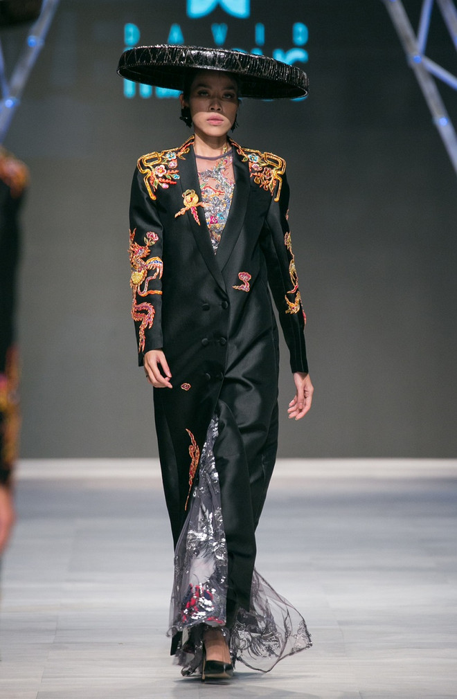 Quý ông phương Tây sành điệu trong tà áo dài truyền thống Việt Nam ảnh 12