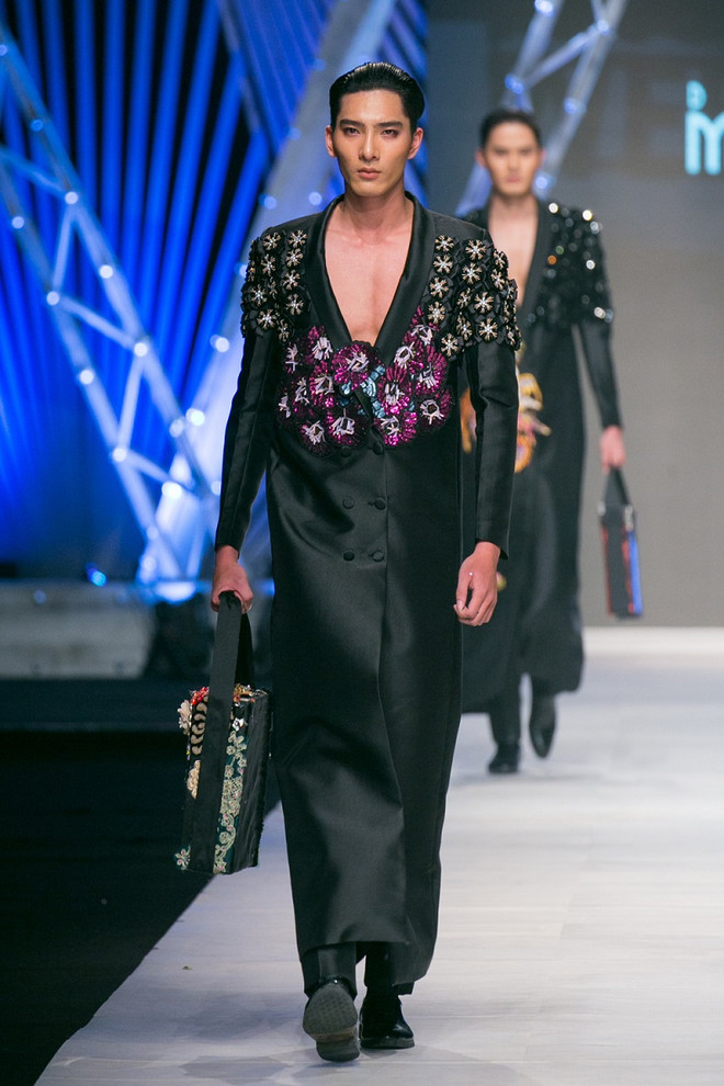 Quý ông phương Tây sành điệu trong tà áo dài truyền thống Việt Nam ảnh 10