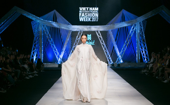 Quý ông phương Tây sành điệu trong tà áo dài truyền thống Việt Nam ảnh 11