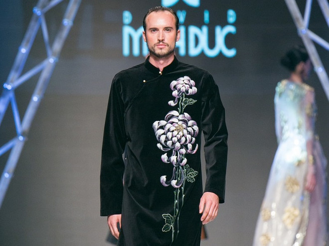 Quý ông phương Tây sành điệu trong tà áo dài truyền thống Việt Nam ảnh 1