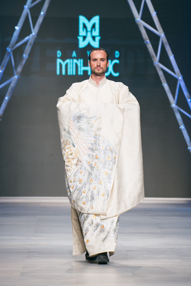 Quý ông phương Tây sành điệu trong tà áo dài truyền thống Việt Nam ảnh 2