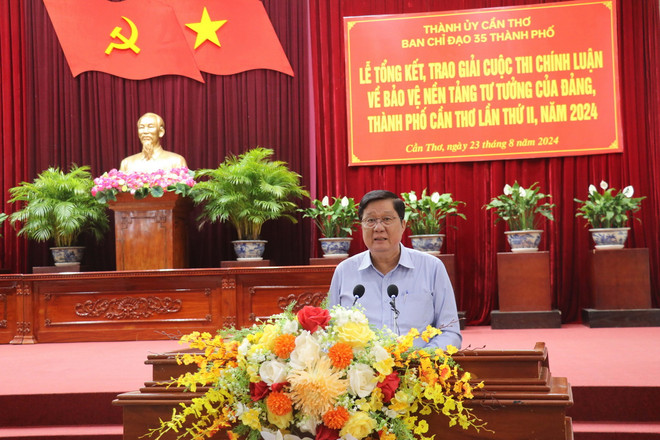 Ông Phạm Văn Hiểu, Phó Bí thư Thường trực Thành ủy, Chủ tịch Hội đồng Nhân dân thành phố, Trưởng Ban Chỉ đạo 35 thành phố Cần Thơ, phát biểu tại lễ tổng kết. (Ảnh: Ngọc Thiện/TTXVN) ttxvn_bao ve nen tang tu tuong 2.jpg