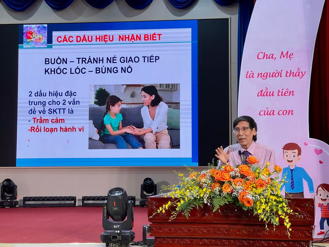 Chuyên gia tâm lý trẻ em Lê Khanh phát biểu tại diễn đàn. (Ảnh: Huyền Trang/TTXVN) ttxvn_dien dan lam cha me 2.jpg