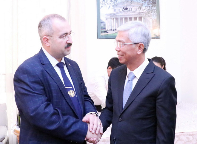 Phó Chủ tịch Ủy ban Nhân dân Thành phố Hồ Chí Minh Võ Văn Hoan (phải) chúc mừng ông Sadykov Timur Sirozhevich, Tổng Lãnh sự Liên bang Nga tại Thành phố Hồ Chí Minh trong lễ kỷ niệm. (Ảnh: Xuân Khu/TTXVN) ttxvn_vietnam_nga 2.jpg