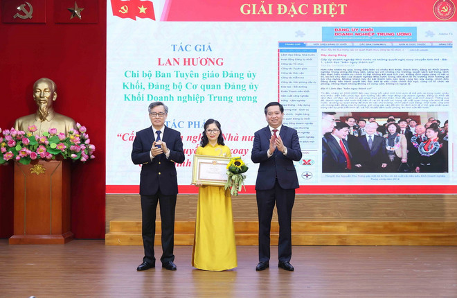 Phó Trưởng Ban Tổ chức Trung ương Nguyễn Quang Dương và Bí thư Đảng ủy Khối Doanh nghiệp Trung ương Nguyễn Long Hải trao giải Đặc biệt cho tác giả đoạt giải. (Ảnh: An Đăng/TTXVN) ttxvn_bua liem vang 2.jpg