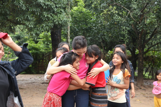 Người đẹp Nhân ái đu cần cẩu qua suối, mang nước sạch về bản Nịu ảnh 9